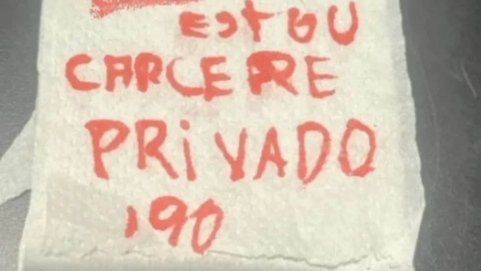 Vítima de violência doméstica escreve pedido de ajuda em papel higiénico