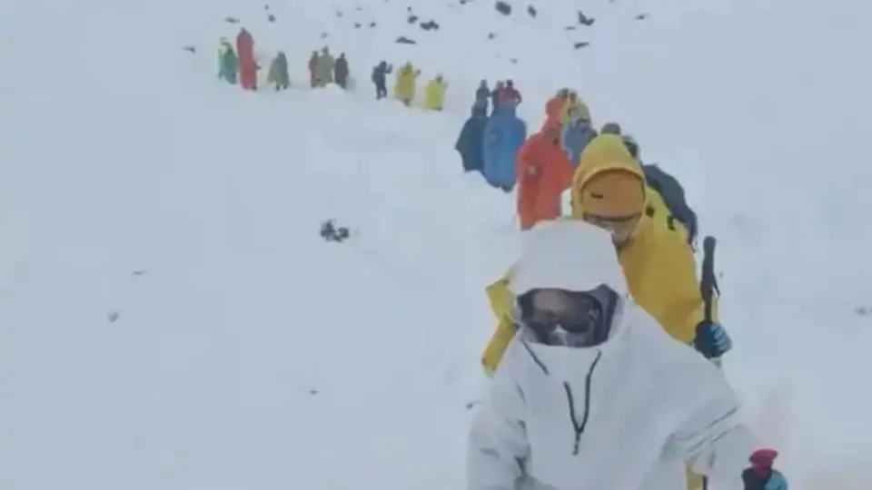 Nevão deixa centenas de alpinistas retidos no Monte Evereste. Ora veja