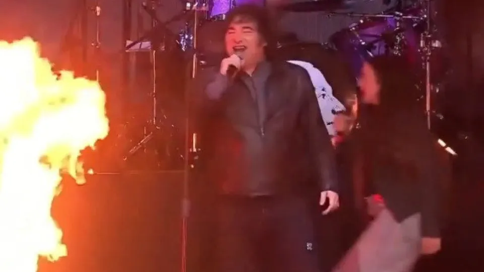 Milei dá espetáculo de rock a militantes em Buenos Aires