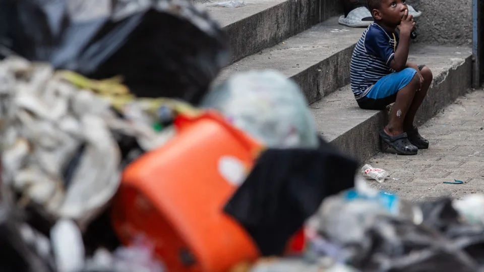 Há 680 mil crianças deslocadas no Haiti (número duplicou num ano)