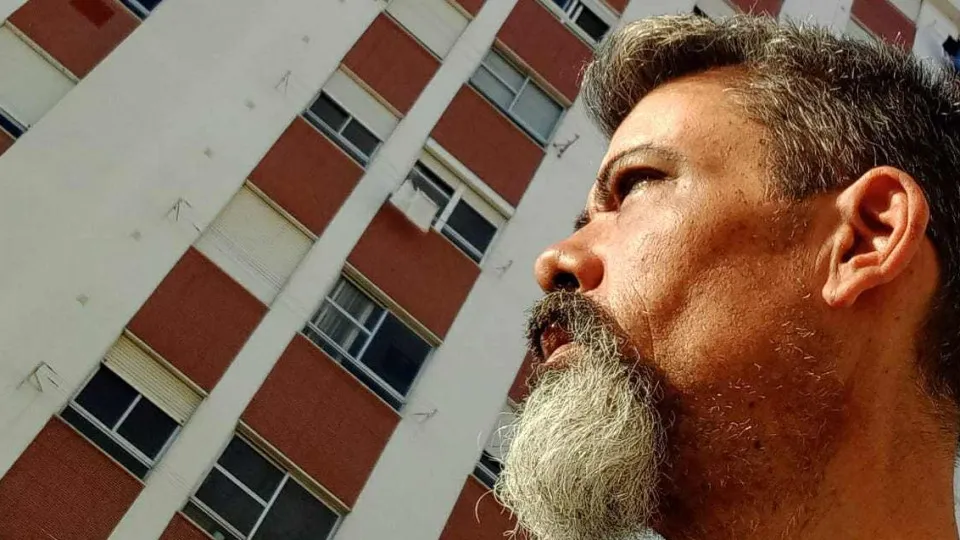 Viver numa tenda pode ser única solução para família com criança autista