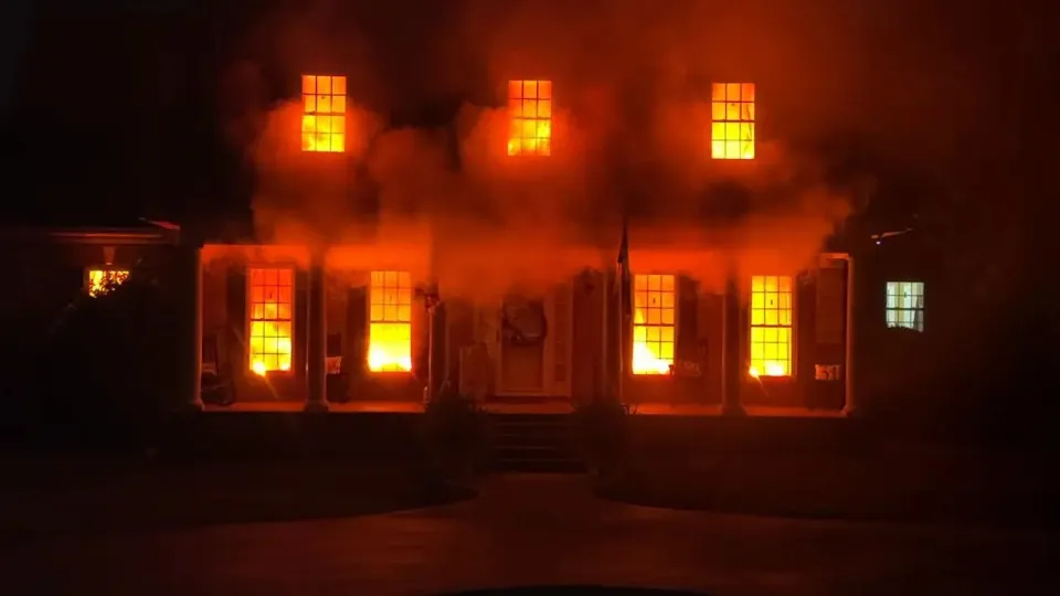 Não, a casa não está a arder. Decoração de Halloween faz chamar bombeiros