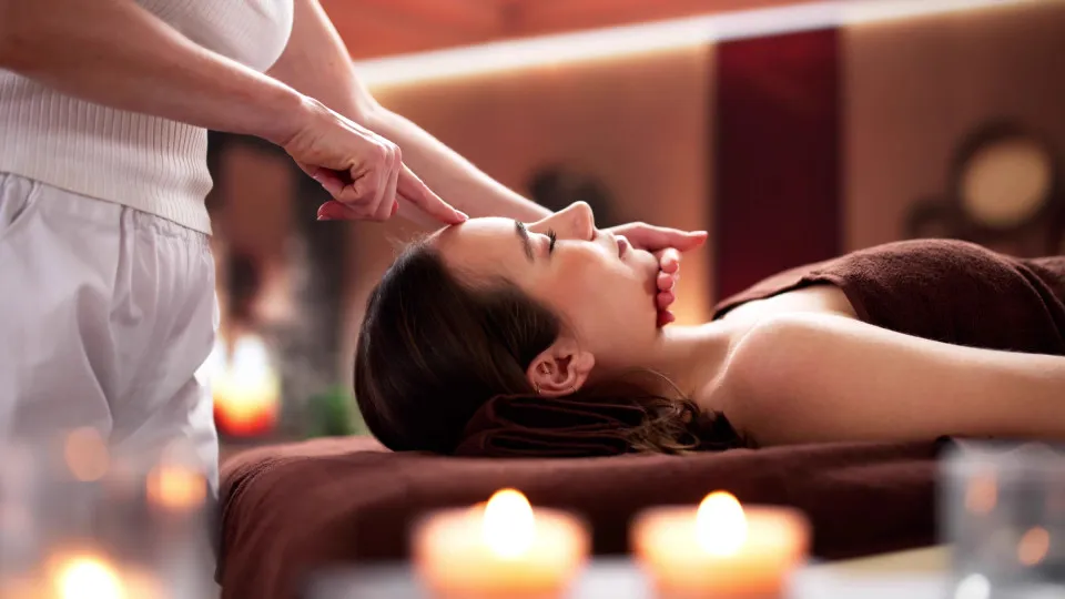Reiki: A prática terapêutica que promete devolver todas as energias