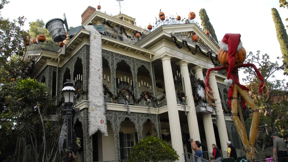Mulher de 60 anos morre após visita a Casa Assombrada na Disney nos EUA