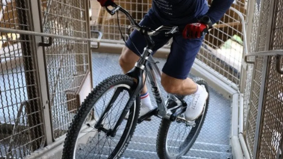 Recorde mundial: Francês sobe 686 degraus de bicicleta em 12 minutos