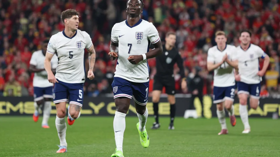 Inglaterra vence País de Gales à 'boleia' de um golaço de Bukayo Saka