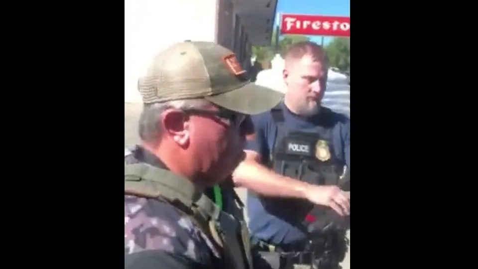"Está aqui um bebé". Agentes dos EUA filmados em detenção violenta