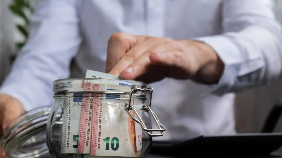 Já sabe quanto vai poupar com o alívio no IRS que vem aí? Veja exemplos