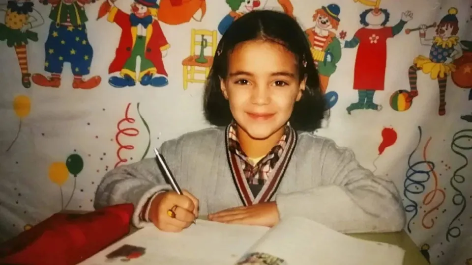 Adivinha quem é esta famosa? Entrou no 'Big Brother' e está noiva