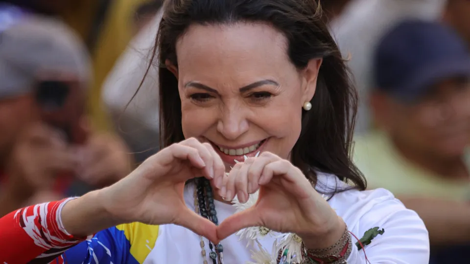 "Não merecia". A reação emotiva de Corina ao receber chamada de Estocolmo