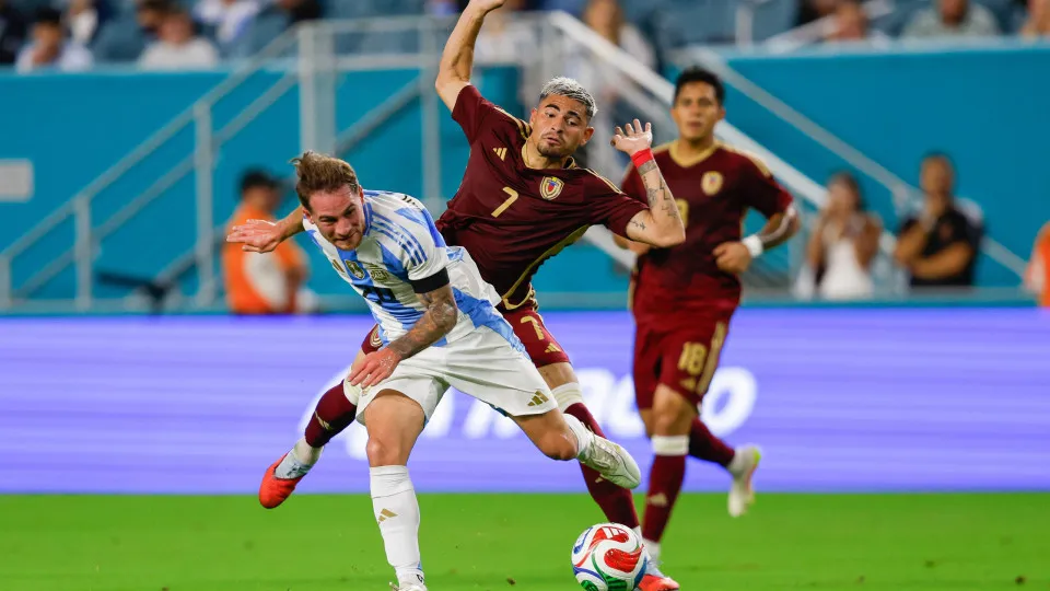 Argentina vence Venezuela com Otamendi no banco e com Messi... na bancada