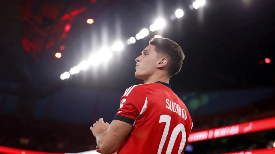 'Loucura' à vista no Benfica. Mourinho abre revolução... sem Sudakov?