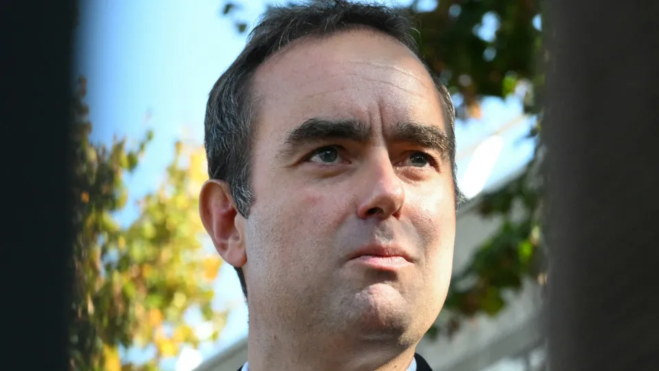 Lecornu apela à calma em clima de caos político com Europa "preocupada"