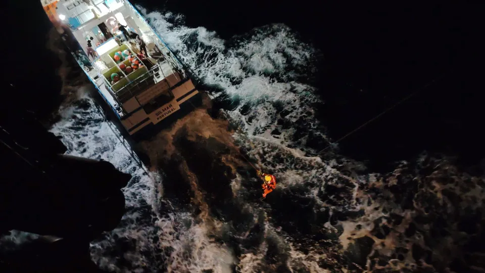 Família de 5 pessoas resgatada após barco ser atacado por orcas. Há vídeo