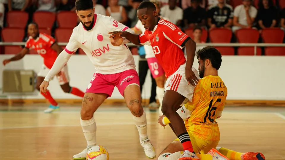 Benfica 'vinga' humilhação na Supertaça, vence Sporting e chega ao trono