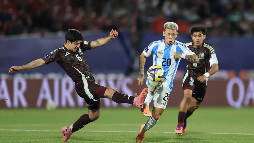 Argentina nas 'meias' do Mundial com Prestianni e Tomás Pérez de início