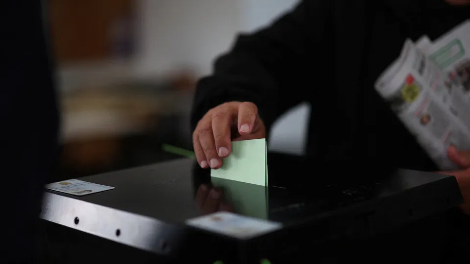 Mesas de voto encerraram às 19h00 no continente e na Madeira