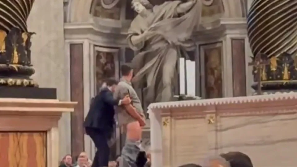 Vídeo mostra homem a urinar para altar durante missa no Vaticano