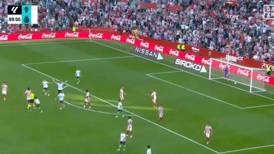 Árbitro terminou jogo antes de um golo aos 90+10'... e aconteceu isto