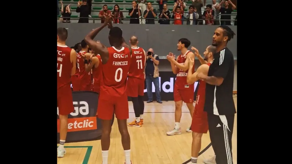 Benfica 'humilhou' Sporting no dérbi de basquetebol e festejou assim