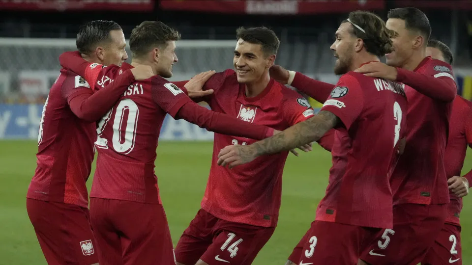 Dupla do FC Porto ajuda Polónia e há mais seleções a 'cheirar' apuramento