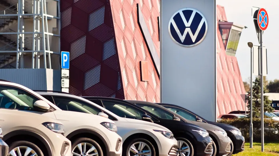 Volkswagen regista aumento de vendas; elétricos sobem 42%