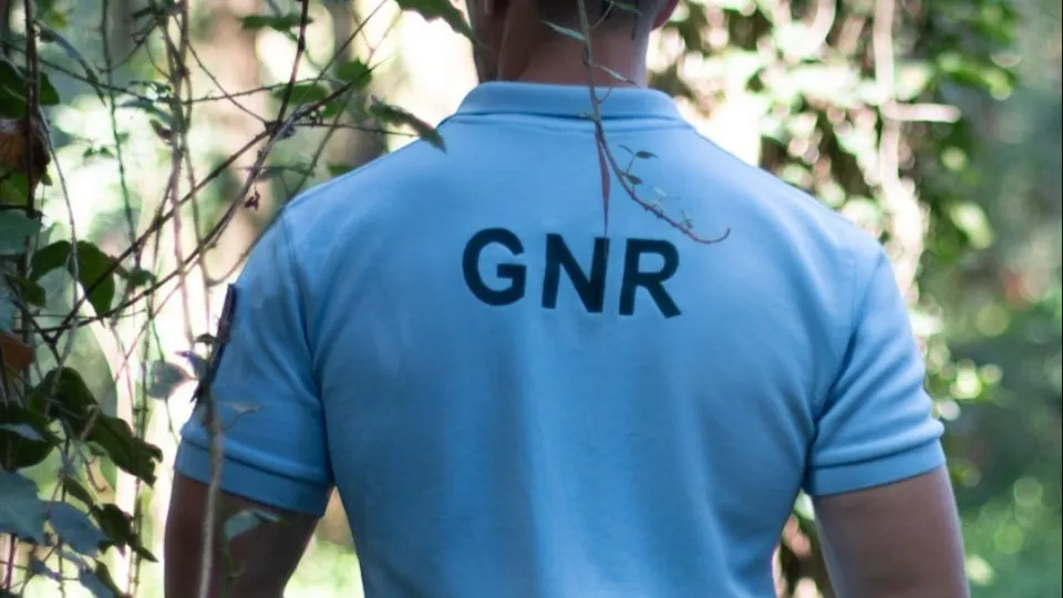 GNR detém três homens por roubo de telemóvel por esticão em Albufeira