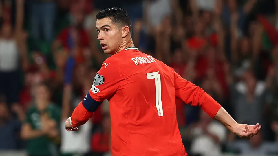 Cristiano Ronaldo ignora recorde na (curiosa) reação ao Portugal-Hungria