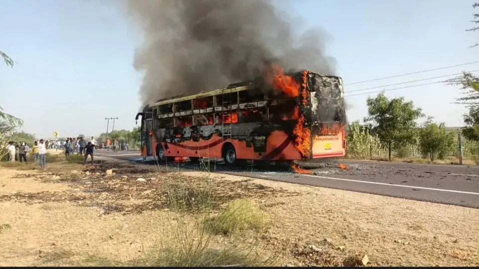 Pelo menos 20 mortos após incêndio em autocarro na Índia