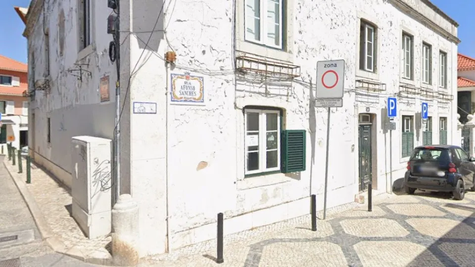 Férias trágicas em Cascais. Tenta ajudar amigo agredido e acaba morto