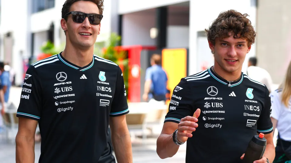 É oficial: Mercedes renova com Russell e Antonelli para 2026