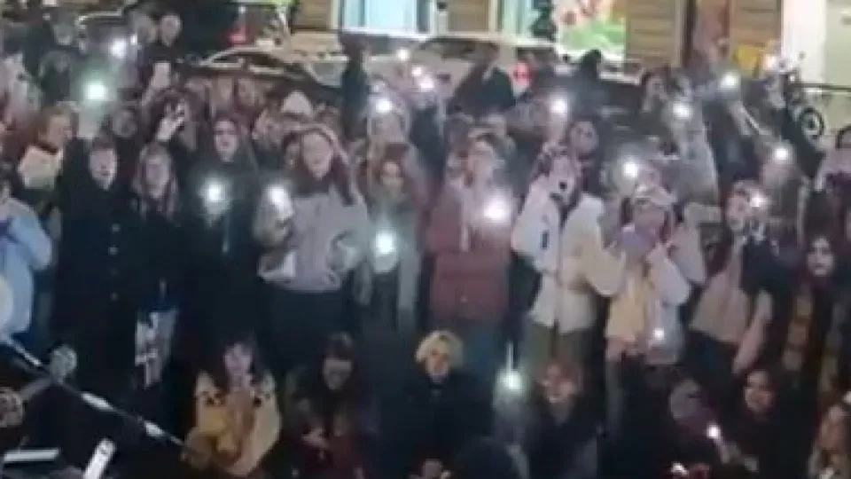 Jovens russos cantam 'rap' anti-guerra em São Petersburgo. Ora veja