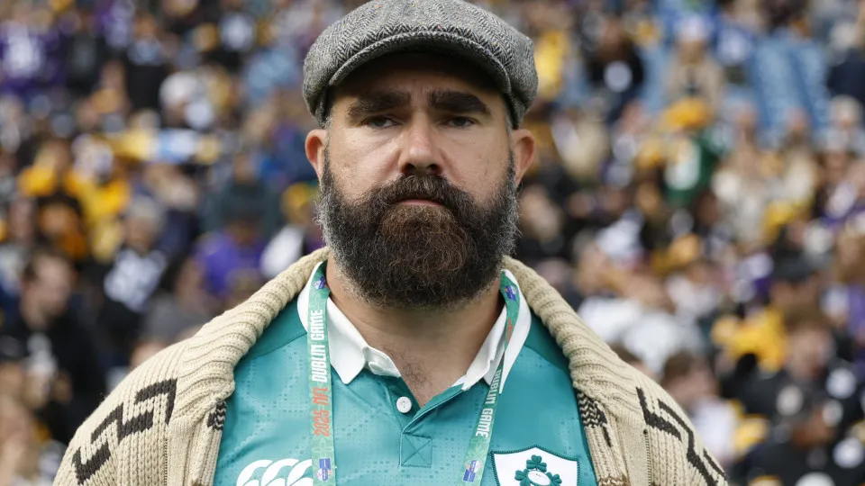 Atuação de Bad Bunny no Super Bowl? Jason Kelce esclarece citações falsas