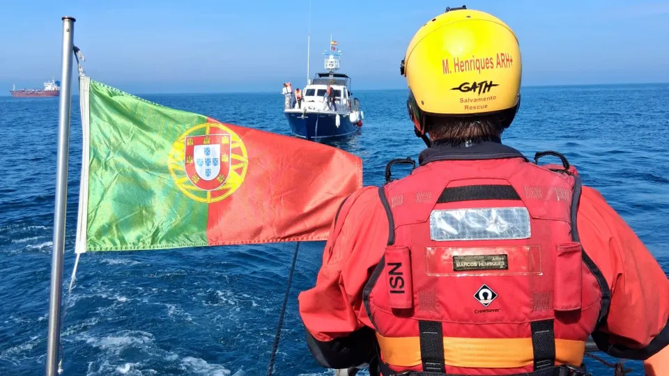 Cinco espanhóis auxiliados após avaria em barco na barra de Aveiro