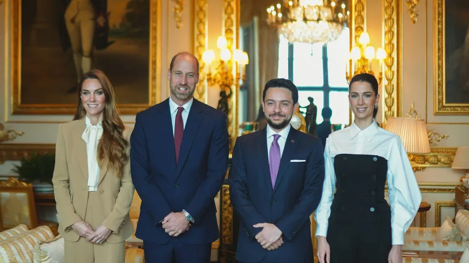 Princesas Kate e Rawja dão lição de elegância em evento em conjunto