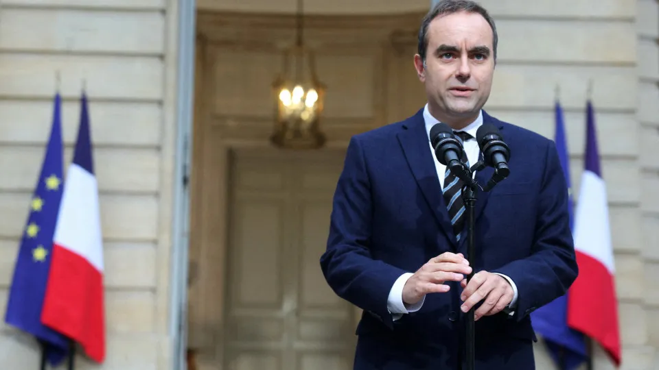 Primeiro-ministro francês sobrevive a duas moções de censura