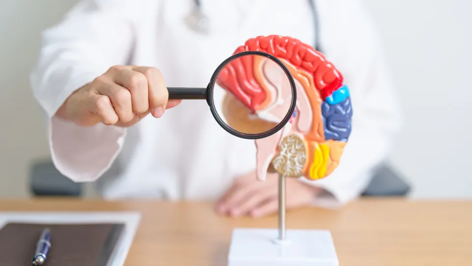 Neurologista alerta: 7 sintomas de tumor cerebral muitas vezes ignorados