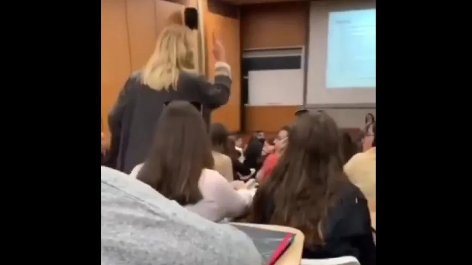 Vídeo viral de aluna a abandonar aula após insultar professora era praxe