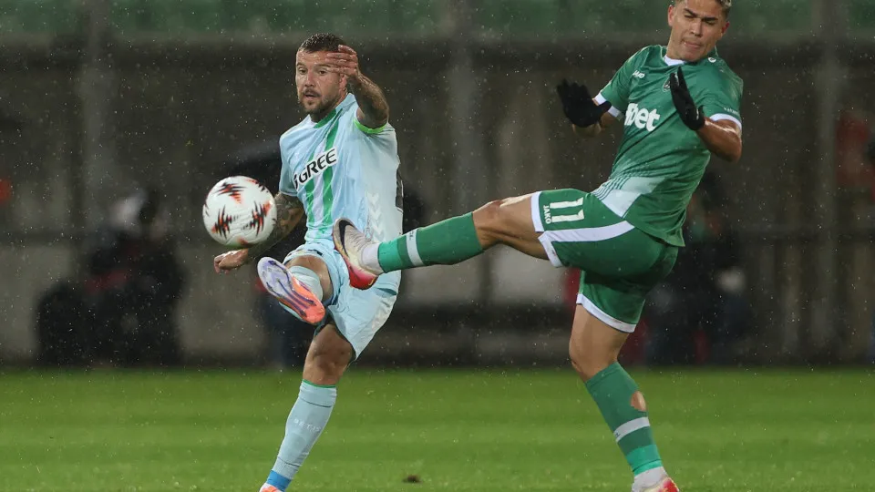 Craque do Betis dá 'murro na mesa': "Não sou gay, mas e se fosse?"