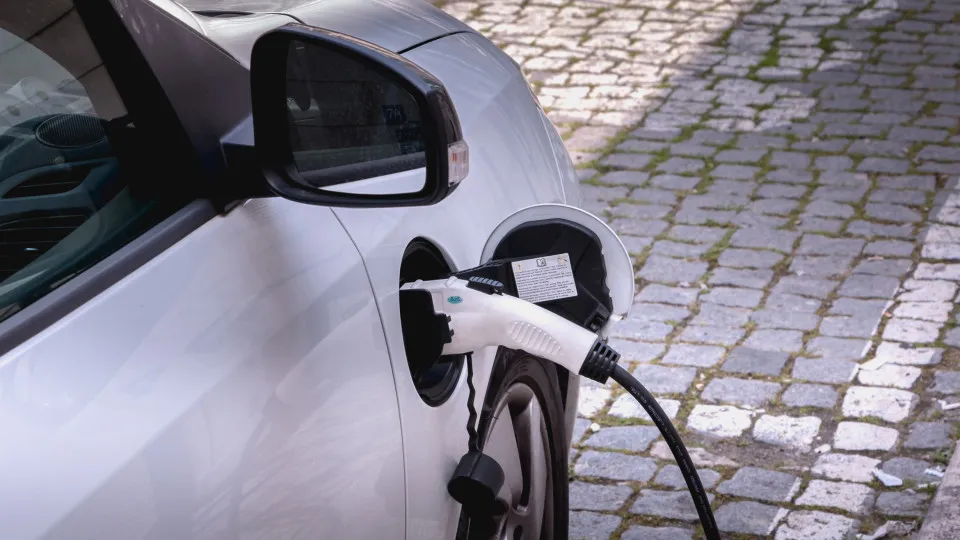 Carregar um carro elétrico pode pesar menos na carteira no próximo ano