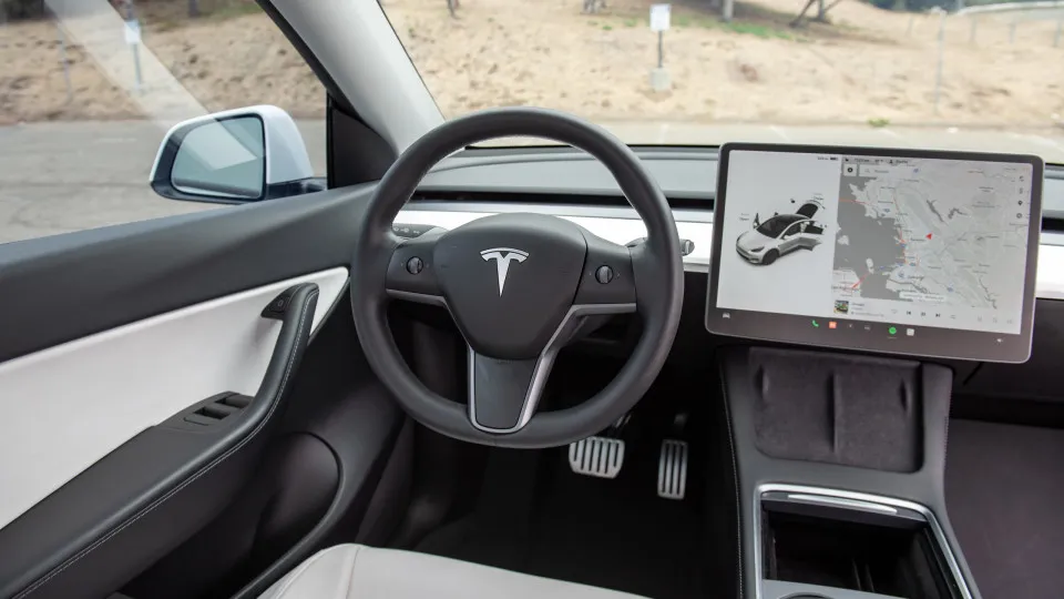 Inseguro? Tesla 'Mad Max' ignora sinais de STOP e limites de velocidade
