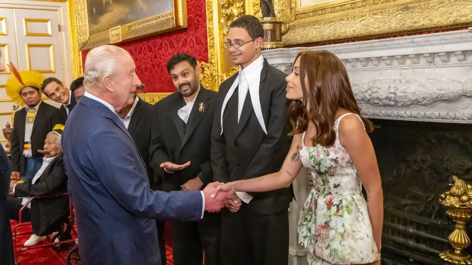 Anitta vai ao palácio. As imagens da cantora ao lado do rei Carlos III