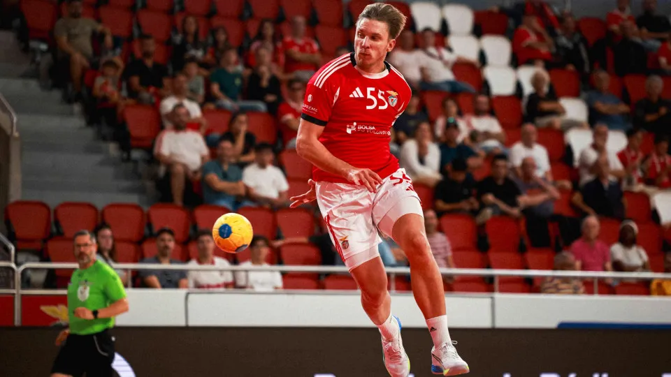 Benfica vence na Madeira e pressiona Sporting na liderança do campeonato