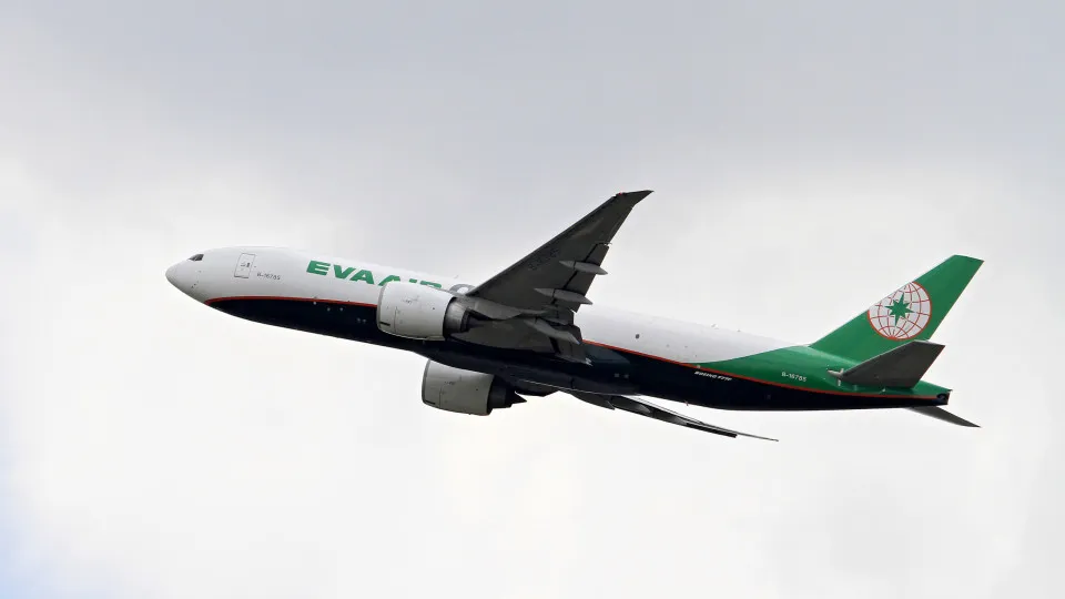 Comissária da Eva Air morre. Dias depois, companhia pede-lhe a baixa