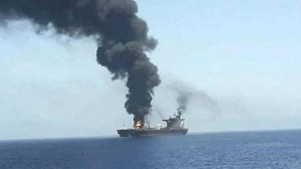 Navio atingido por projétil incendeia-se ao largo do Iémen
