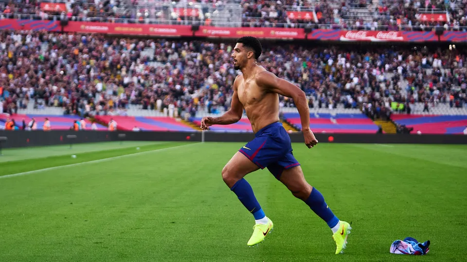 Barcelona consegue vitória nos descontos e lidera La Liga à condição