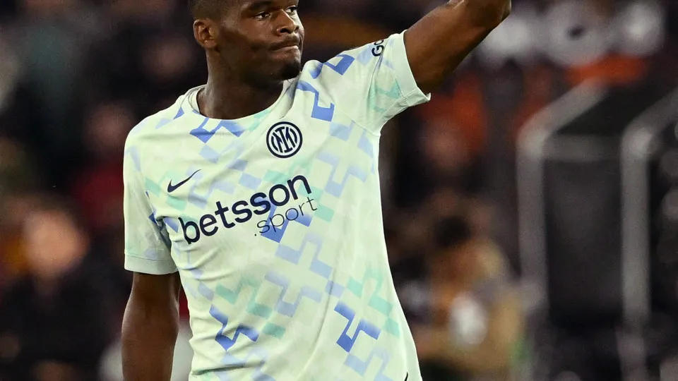 Inter Milão vence AS Roma e 'cola-se' à liderança em Itália