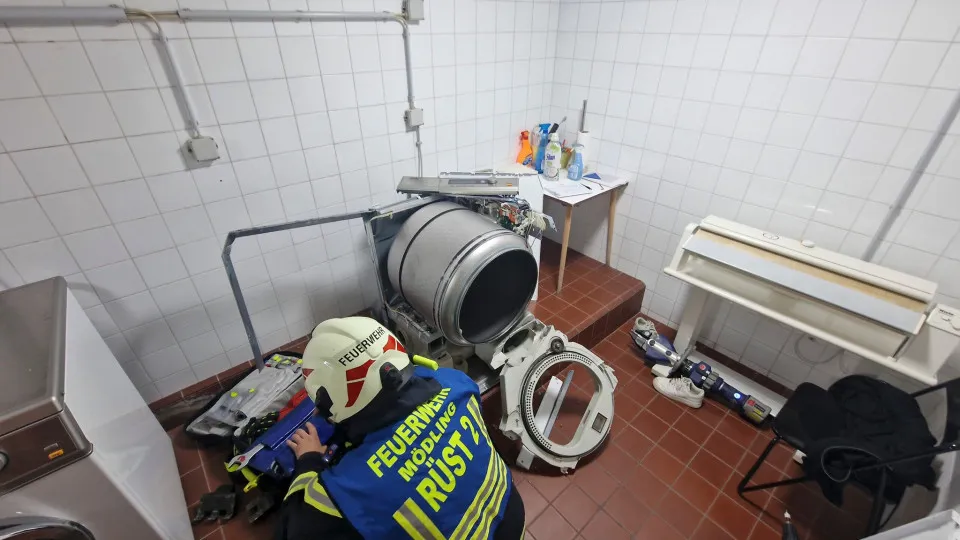Adolescente de 13 anos resgatada após ficar presa em máquina de secar