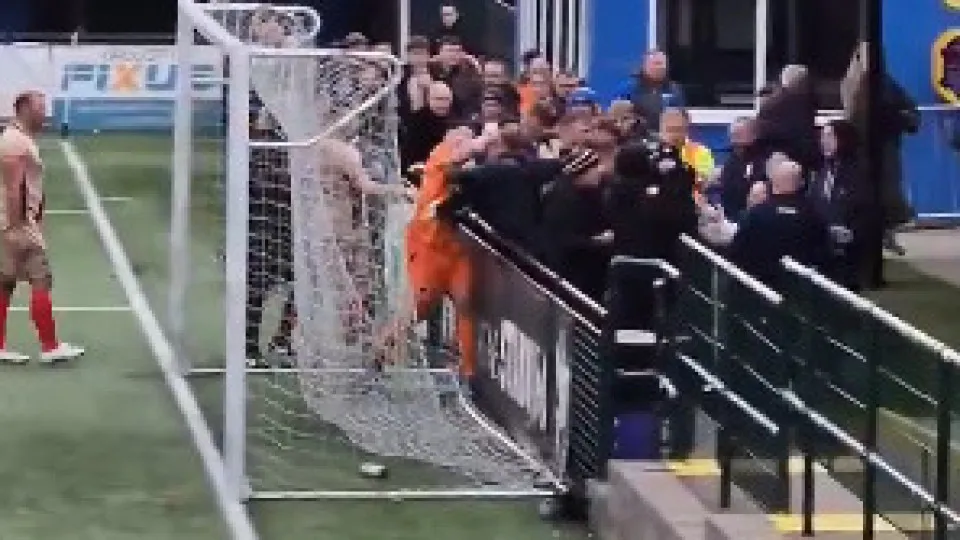 Bronca em Inglaterra. Guarda-redes esmurra adepto e jogo é suspenso