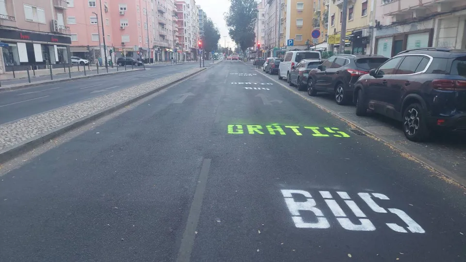 Apoiantes do movimento Fim ao Fóssil pintam nova faixa BUS em Lisboa